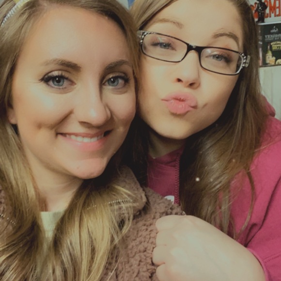 Meet your Posher, Lindsey - Picture 2 of 2